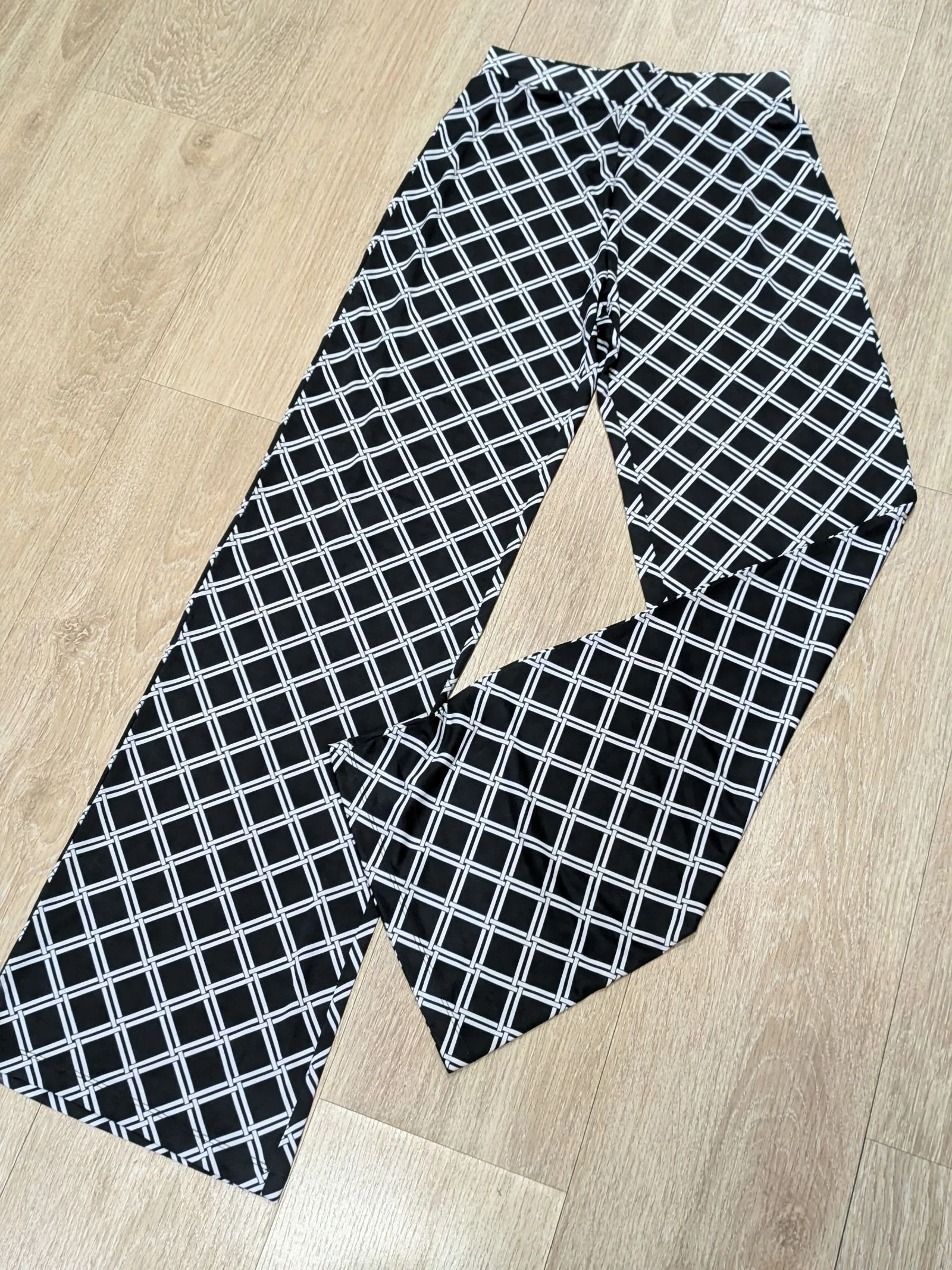 Pantalones anchos con estampado geométrico en blanco y negro talla M de Sfera  – photo 2